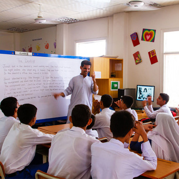 123Strengthen education and training for deaf students in Pak